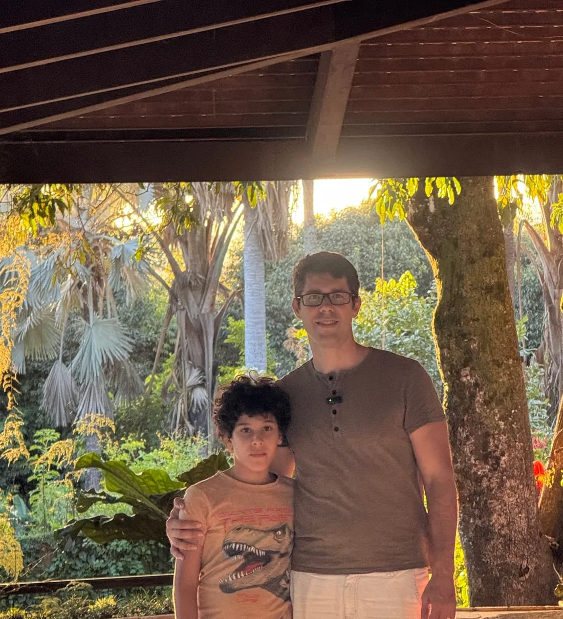 Gabriel, fundador do Oásis, com o filho em meio à natureza